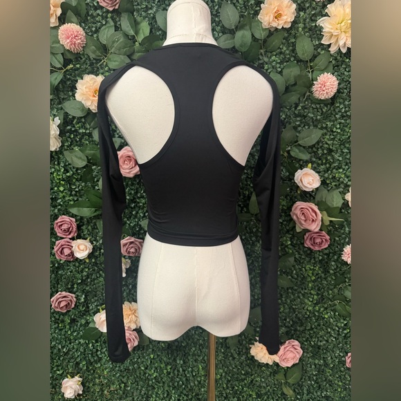 Black Cut-Out Sleeve Crop Top - Picture 6 of 8